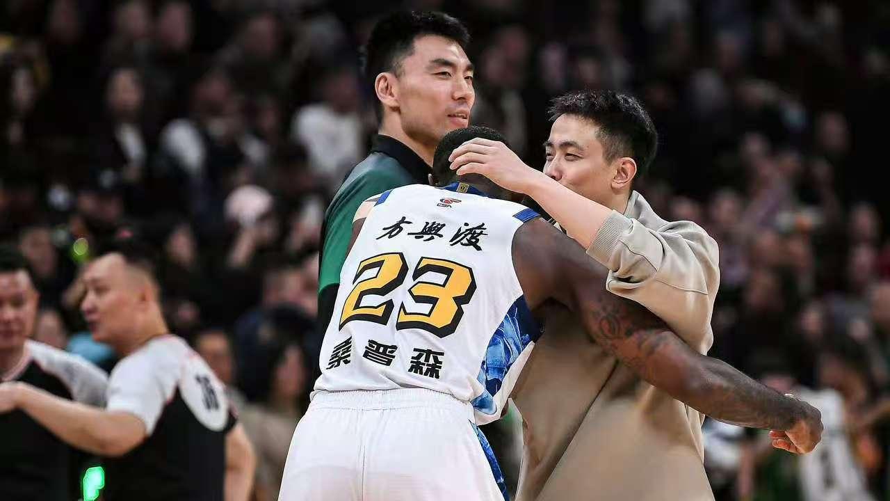 辽宁击败广厦！有谁注意赵继伟 赛后拥抱老队友 李晓旭也在身旁