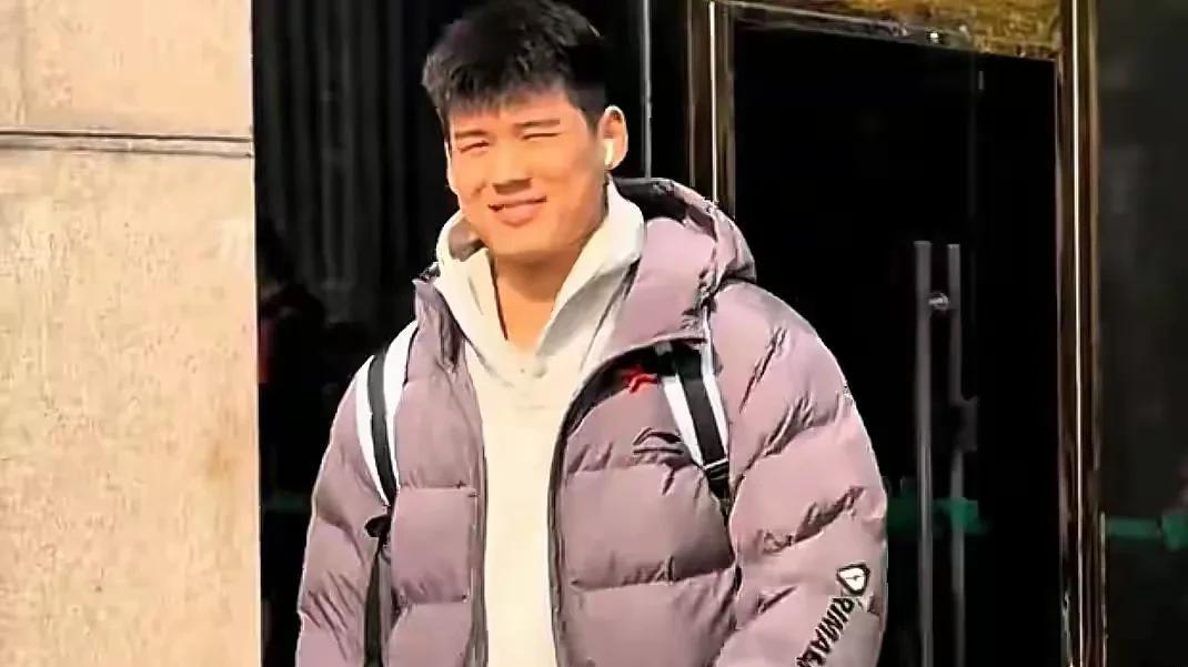 广东队凯旋归来，徐杰没睡醒，王洪泽陈家政开心，胡明轩郁闷