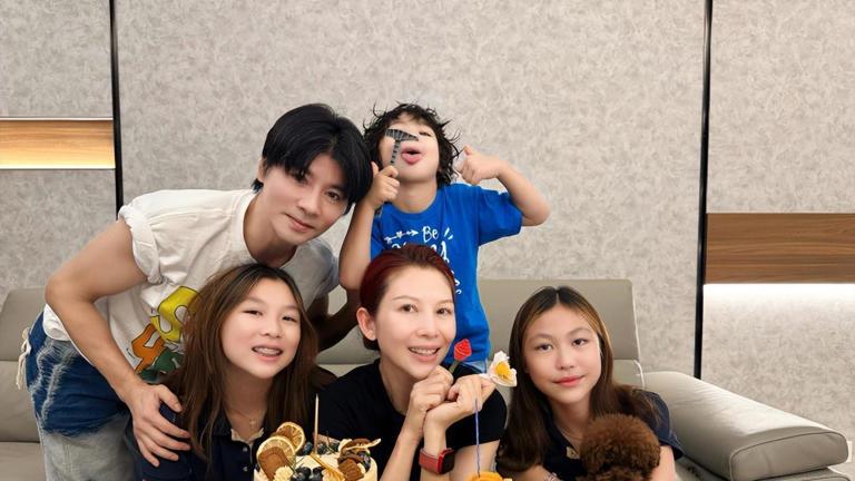 中秋团圆张晋与儿子合影，鱼蛋模仿爸爸动作，父子脸蛋超吸睛