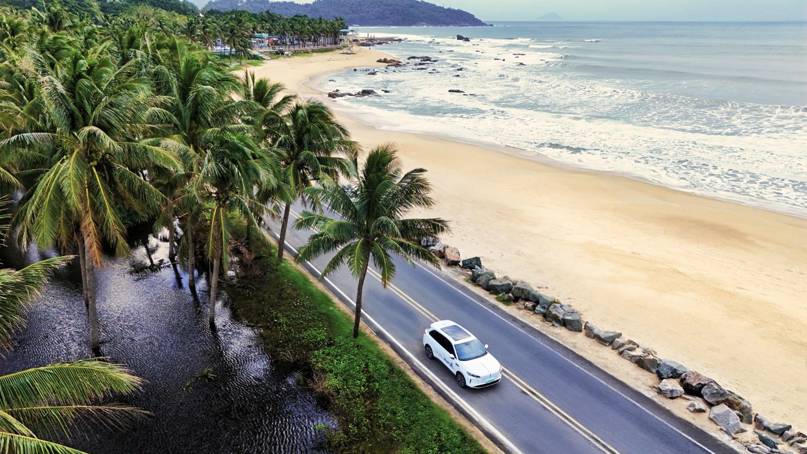 红旗HS6 PHEV灵犀座舱，三重丝滑体验智慧出行