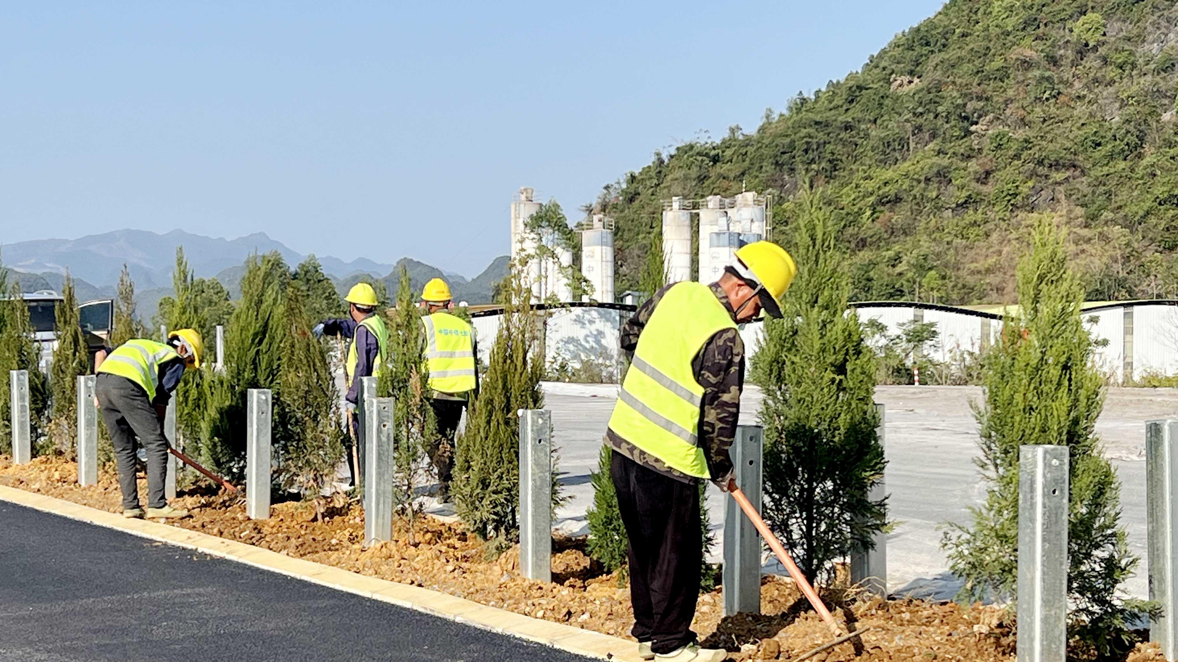 【重大项目】这条桂北山区的致富路快修建好了，建设者们正全力冲刺年底目标
