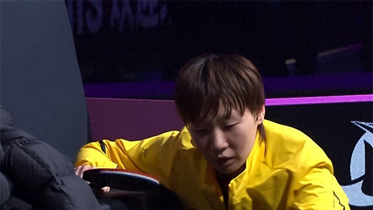 王艺迪情商在线！是她提议合影留空位，邱贻可不明白还追问被笑话