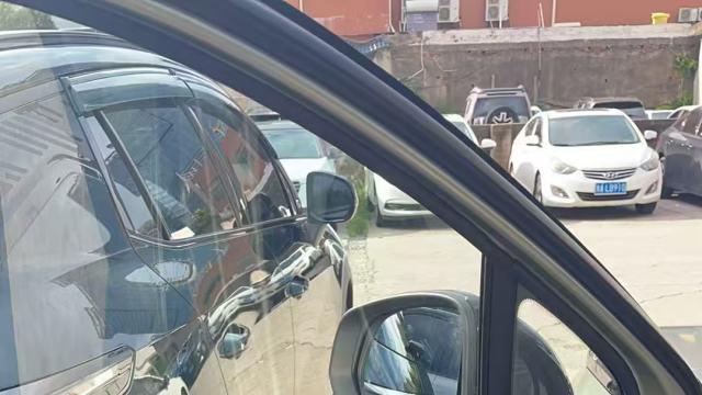 陪对象看车，结果她看上内饰了