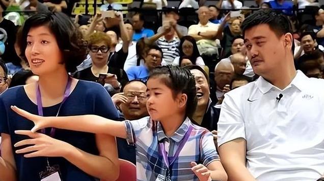 姚明一家迪拜度假，14岁女儿身高直逼2米！穿黑袍难掩闺秀气质