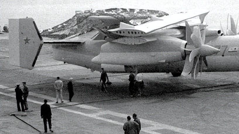 辽宁舰放飞空警-600？海军某部壁画疑似曝光：预警机也能滑跃起飞