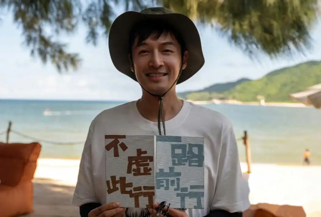 正式官宣! 43岁胡歌再升职, 级别有点高, 是黄晓明、张国立顶头上司