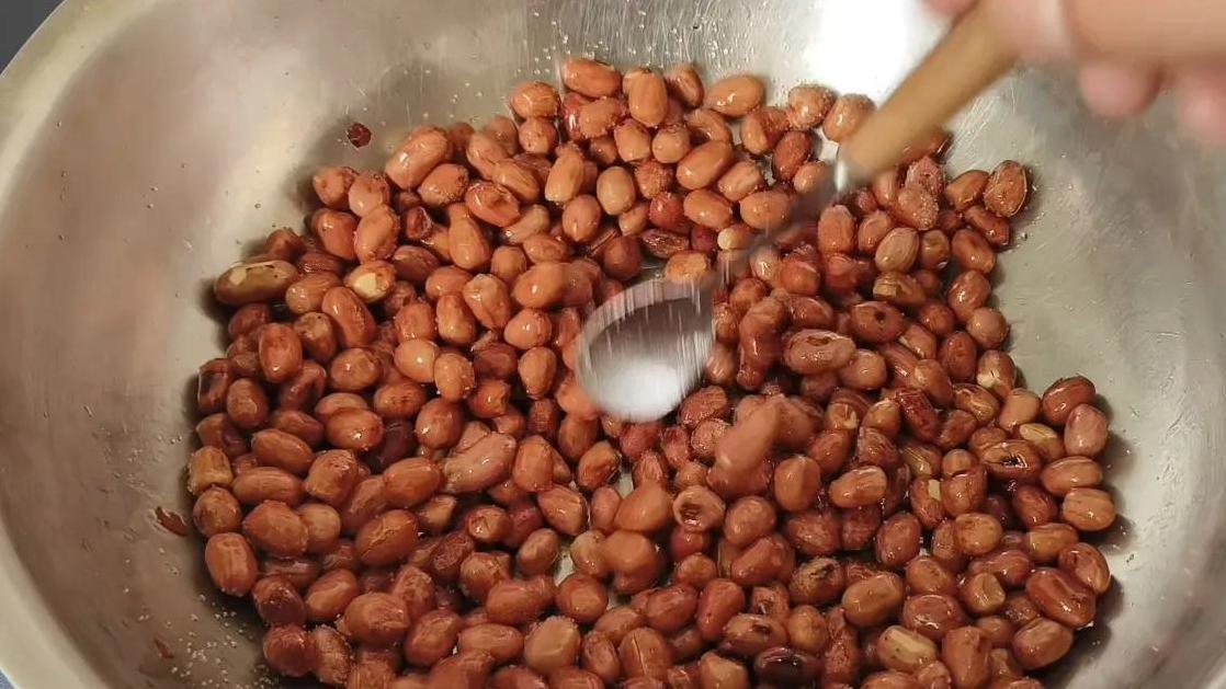 炒花生米时别急着加油，这个方法让它更香更脆