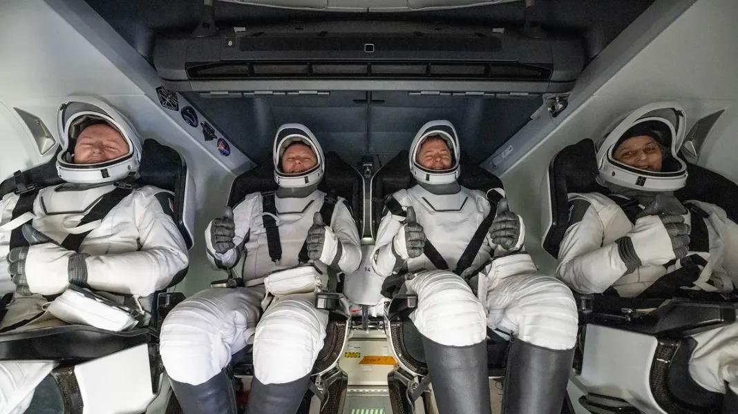 你知道说中国航天强有多难吗？美宇航员滞留280多天返回却被歌颂