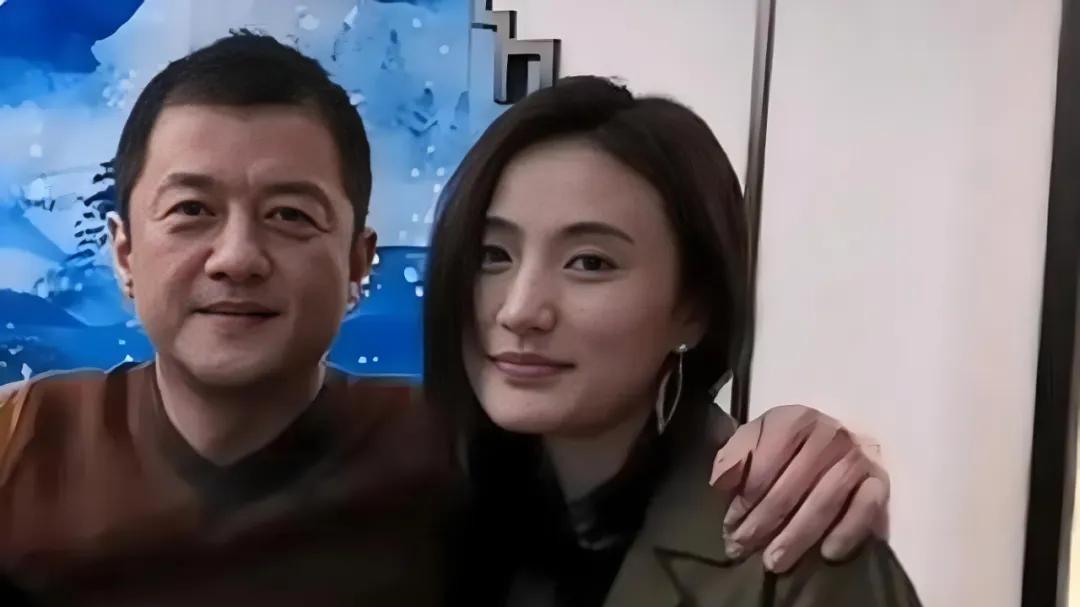李亚鹏妻子自曝没钱+从大平层换小房：一家人在一起就好