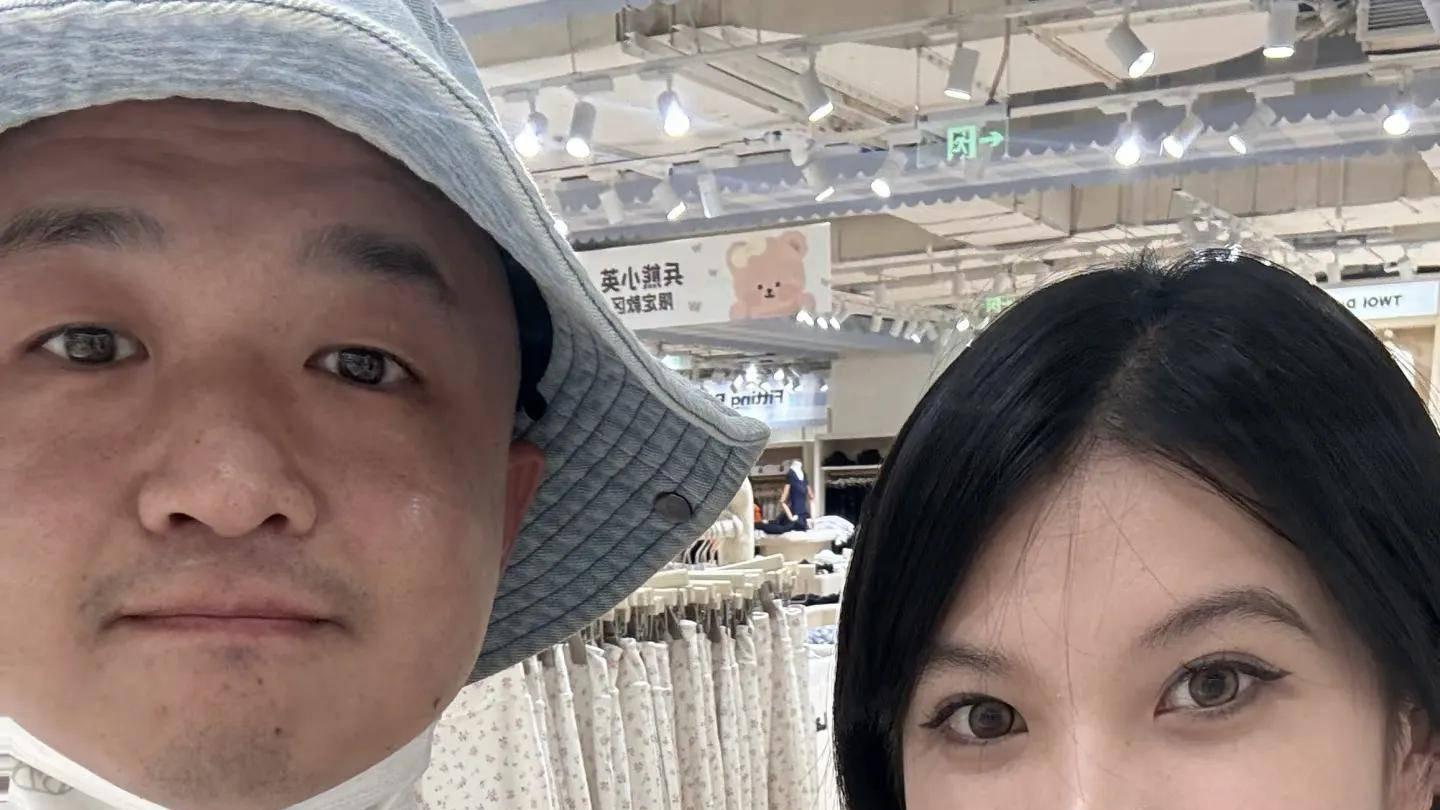 包贝尔和家人到北京三里屯逛街，包文婧刚出月子，身材已完全恢复