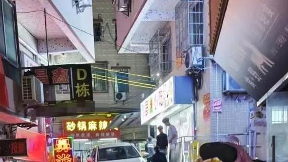 网约车为了接单冲进城中村，结果卡台阶上，同行：活该，自找的！