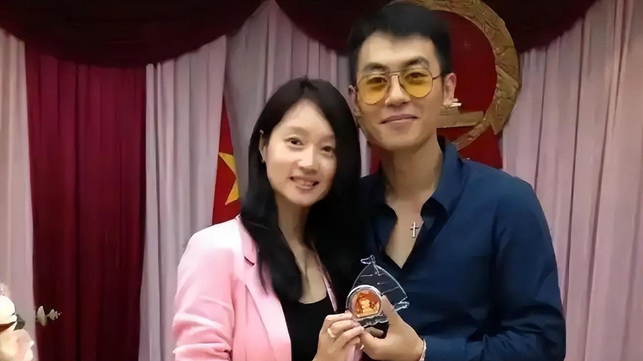 ​十年婚姻，风波再起？沈佳妮素颜回应，真相如何？