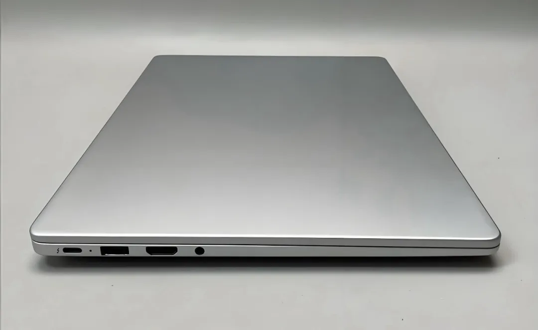 笔记本只能插电使用，用电池就会关机，售后表示主板坏了，更换费用1千，自己买了块电池换上去之后，一切正