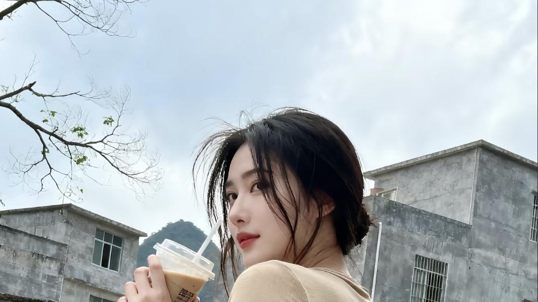 她的美，漂亮得惊心动魄，气质犹如陈年佳酿，愈发醇厚迷人。