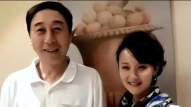 冯巩的妻子原来是她，低调结婚42年长这样，难怪不愿公开她