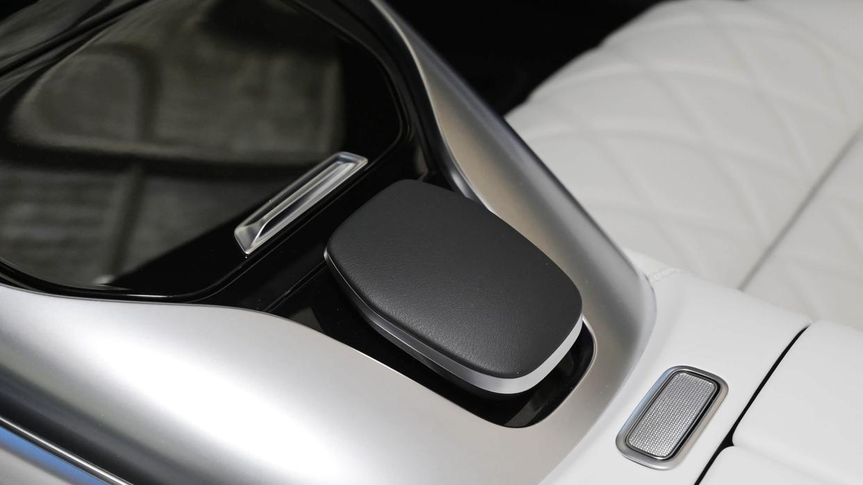 最优雅的德系轿跑，2门4座软顶敞篷车身，还有V8双增压发动机