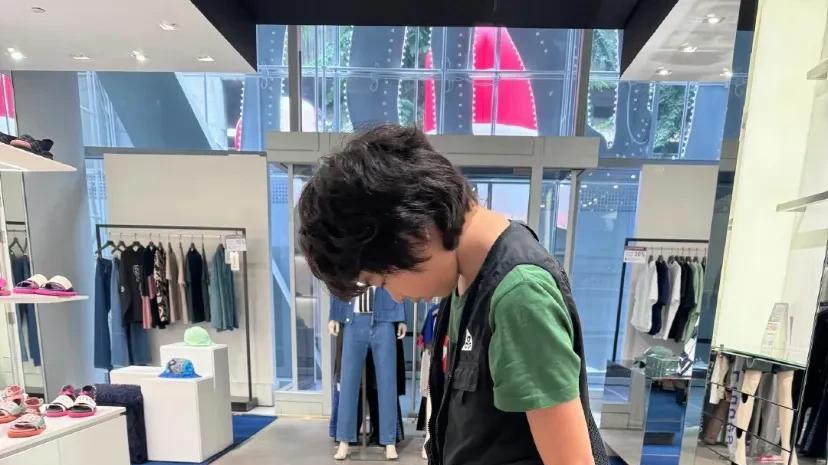 张庭晒一家四口合照，53岁的她也太年轻了，老公仍是奶奶样