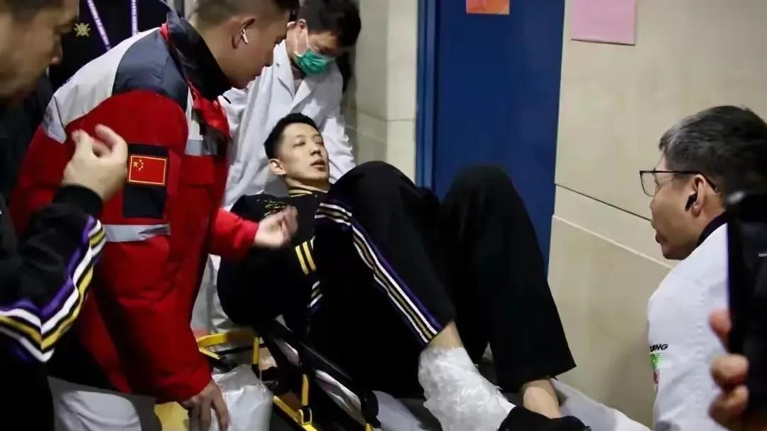 沈梓捷最新伤情报告，张庆鹏直摇头，复出推迟到明年