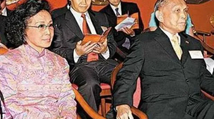 原配教科书！霍英东正房用36年隐忍，让二房三房沦为