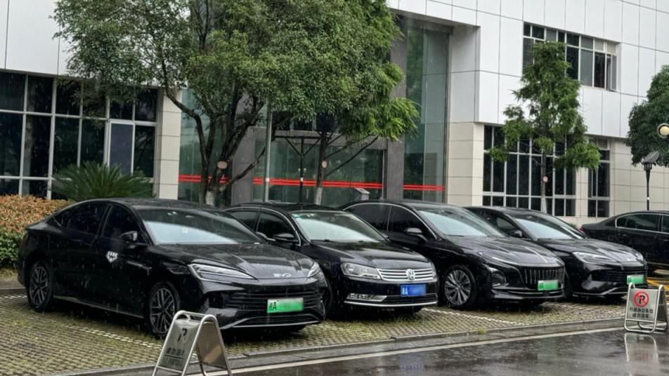 公务员通勤新宠！比亚迪凭啥能够取代合资车？