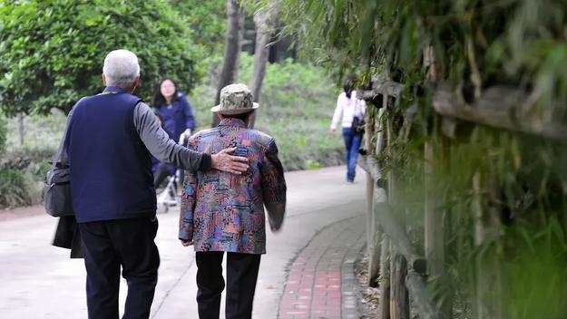 女儿今年35岁嫁不出去，听完她定的3个择偶要求我当场发火！