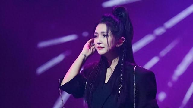 6月14日晚，歌手何洁底色巡回演唱会成都站在华熙VIVE·528M空间举行