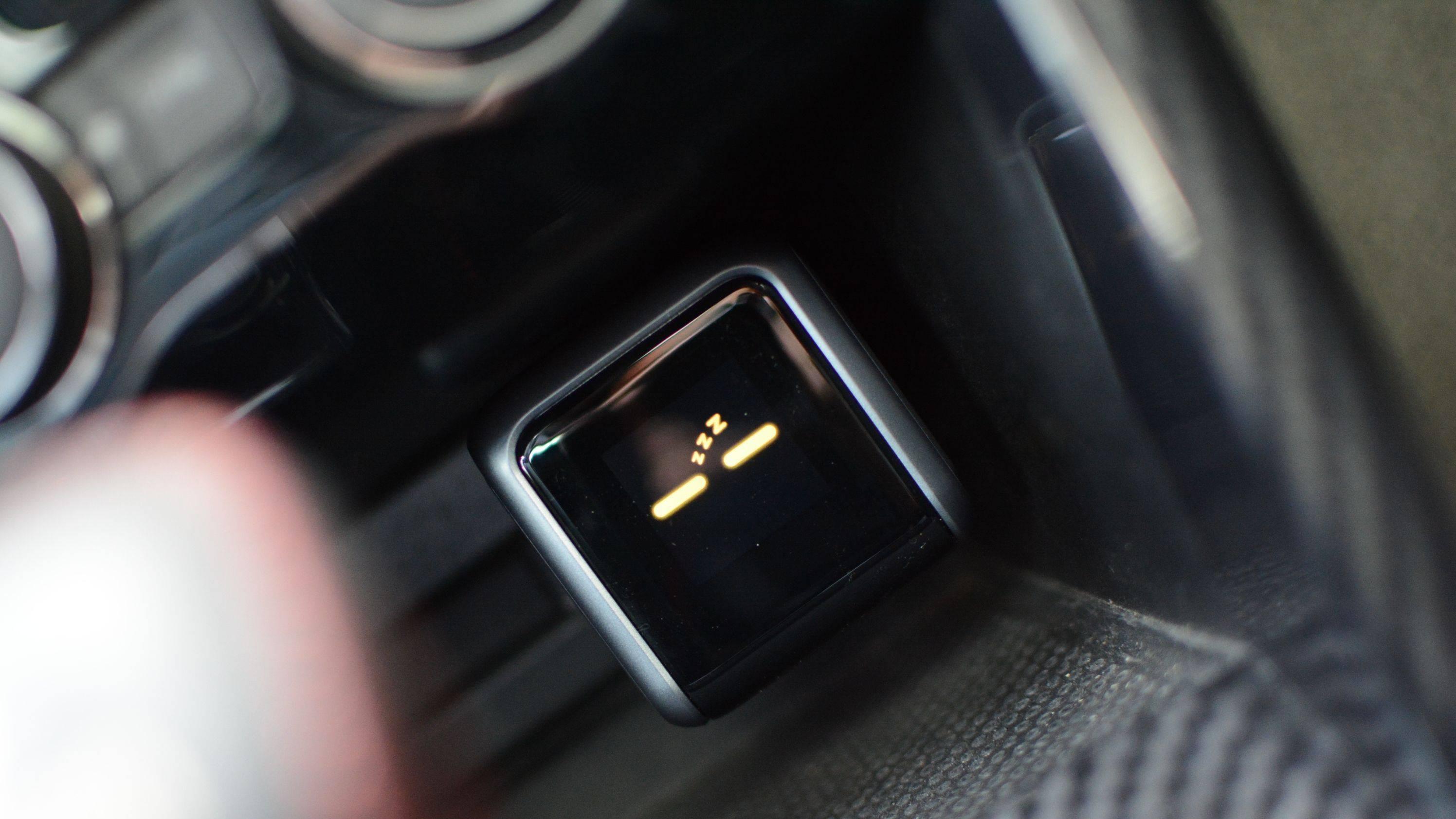 带有大屏动画显示的AI车充？170W高功率+三口输出：Aohi奥海车充