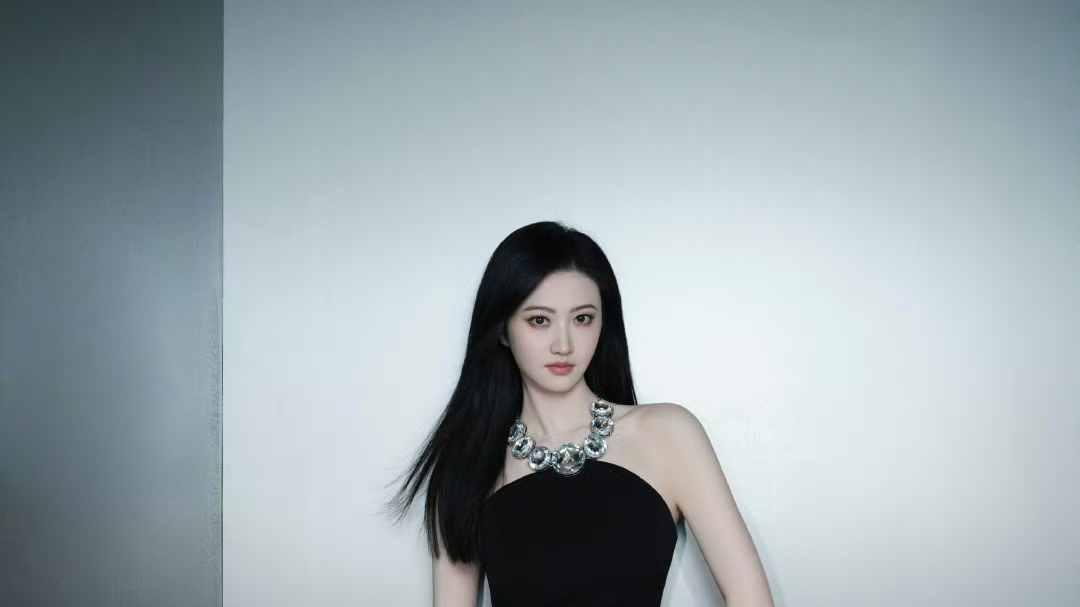 景甜黑裙配钻石颈链：这姐的颜值是装了“保鲜系统”吧？