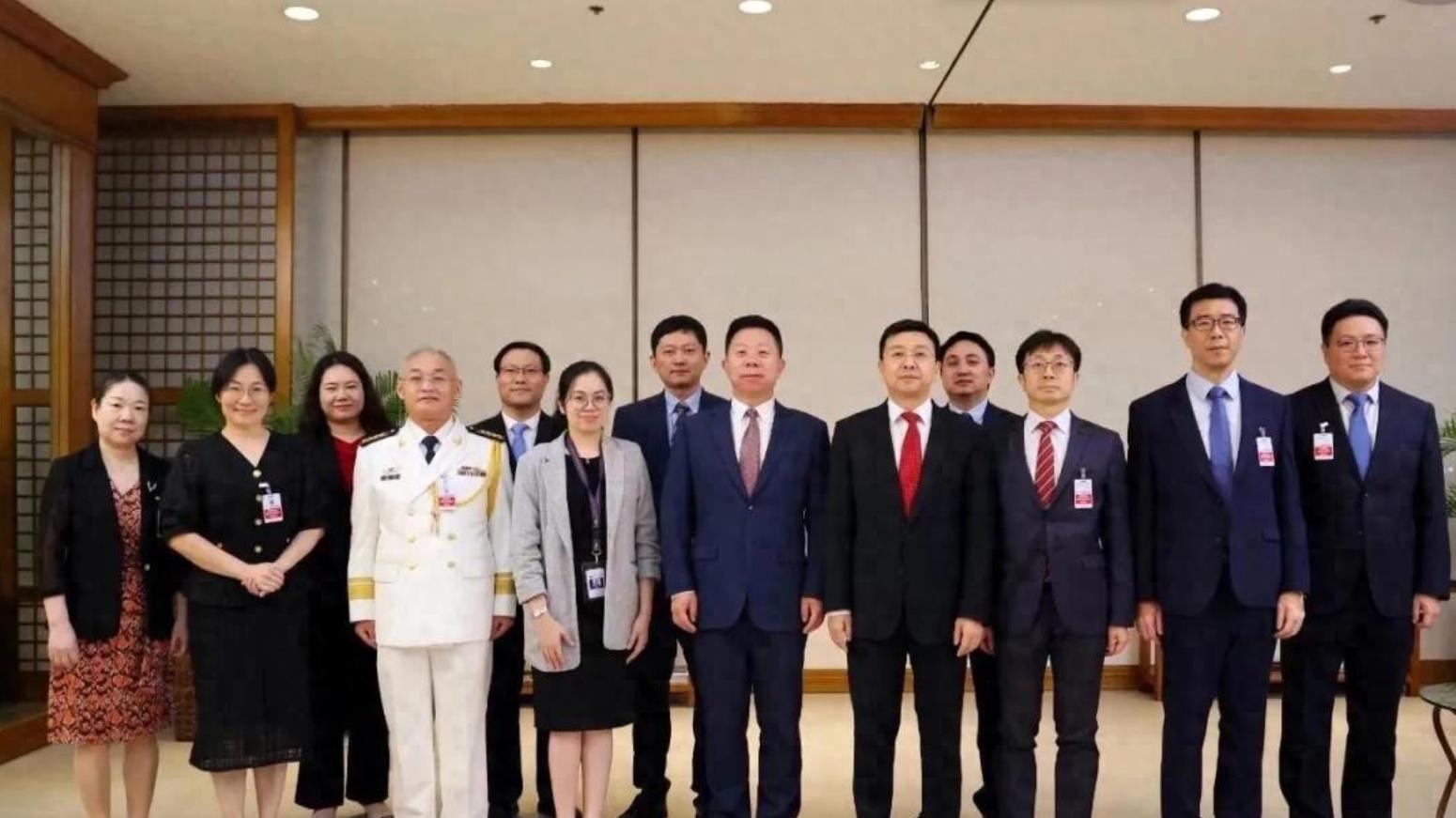 趁中方收拾日本，菲进犯南海，渚碧礁发生对峙，解放军被逼上硬菜