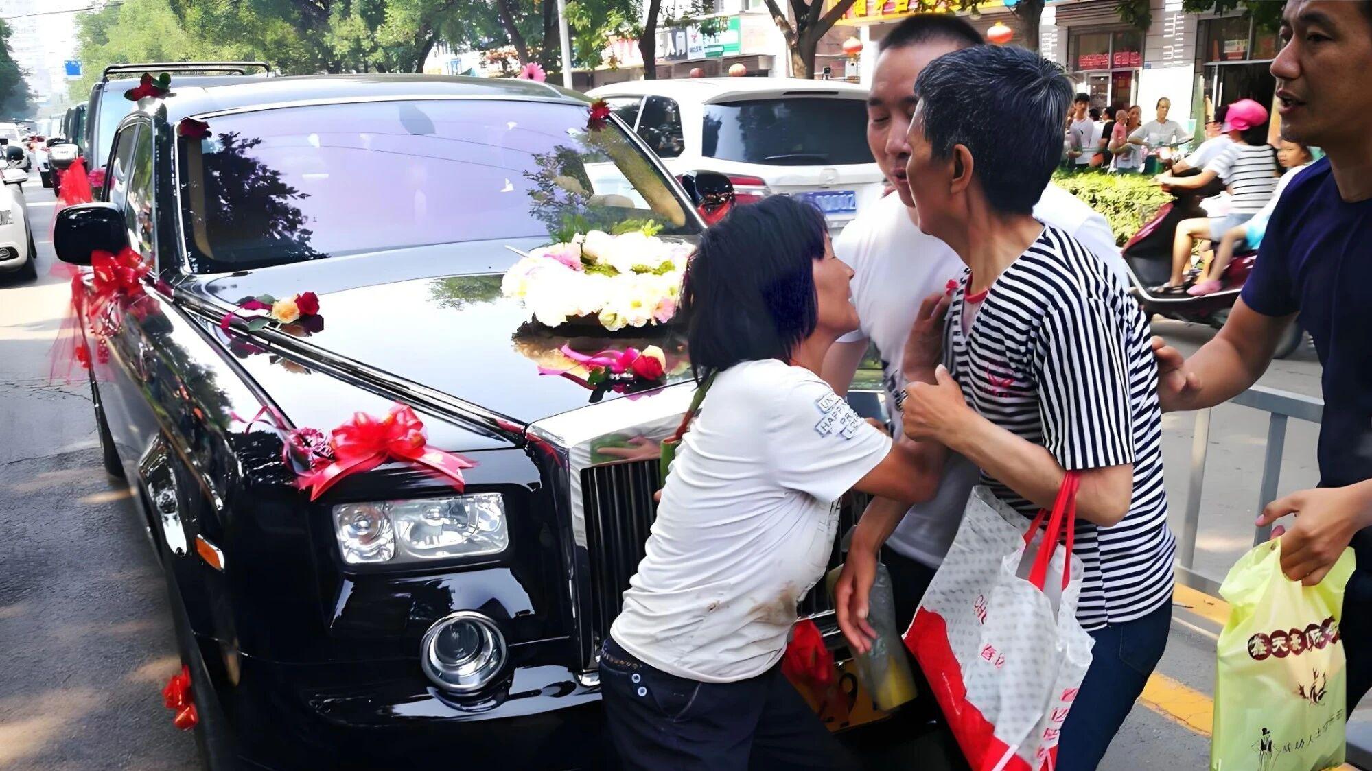 拦截婚车强行索要50条烟，这哪里是讨“喜钱”，分明就是拦路抢劫