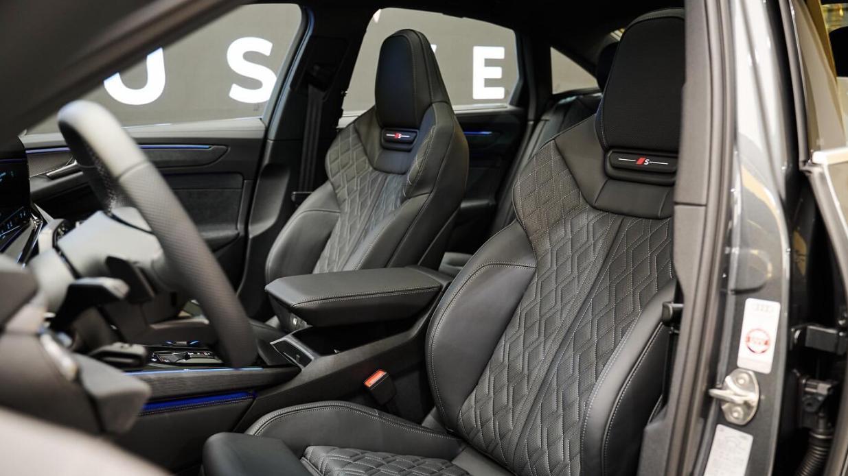 全新奥迪A6来了， 长得像“液态金属”超飒，为年轻人定制！