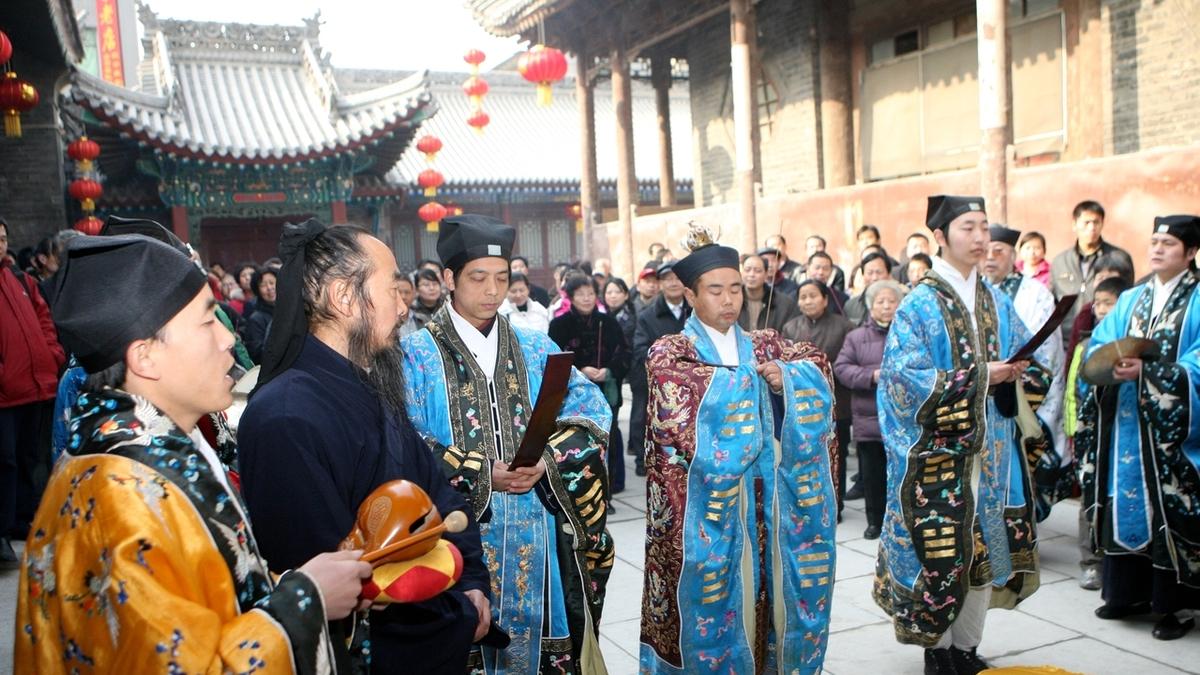 腊月二十五，“玉皇大帝巡视人间，天下宫观百姓迎銮接驾”好运到