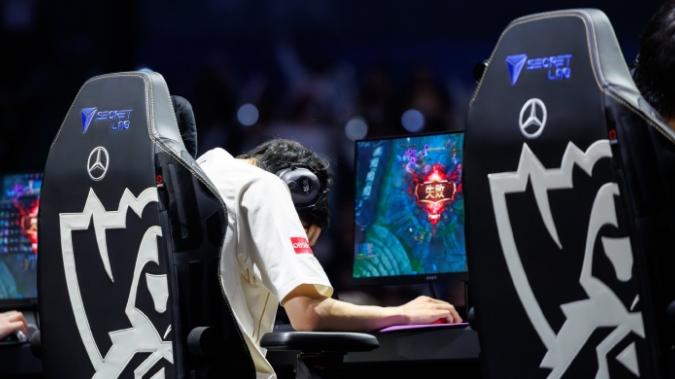 香克斯彻底绝望，采访时感叹，faker年纪这么大为什么还这么猛？