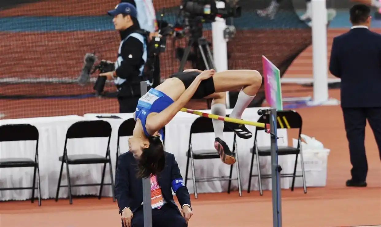 清华女生全运跳1米90夺大满贯，深夜图书馆+操场熄灯，这'才是时间管理天花板