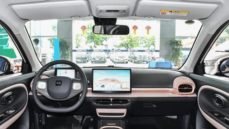 圆嘟嘟的“保时捷”代步车，6.99万起，年轻人可以看看