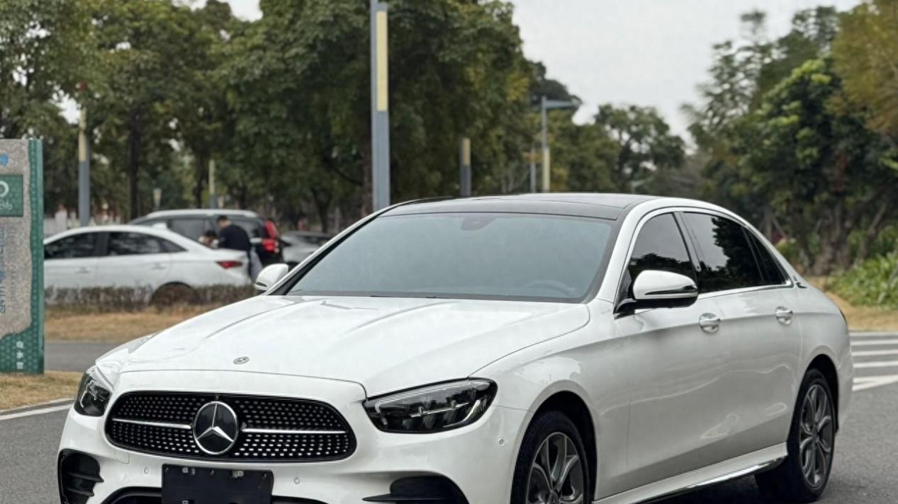 32万，曾经的C级车王者，2021款奔驰E300L，如今触手可得？