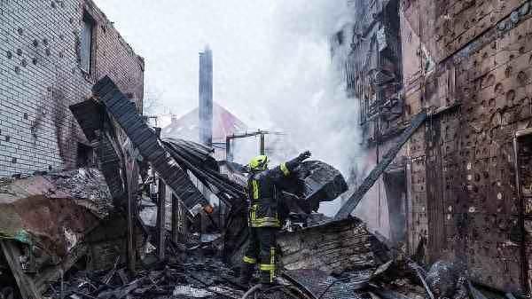 俄军大规模空袭基辅，519架无人机、40枚导弹直击目标，造成2死46伤