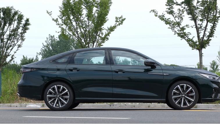 艾瑞泽8 PRO 2.0T售价13.79万起，颜值更酷，动力更强，怎么选？