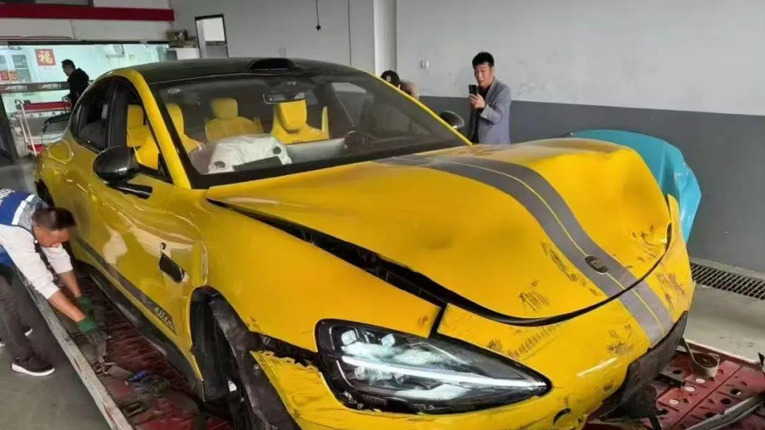 小米SU7 Ultra赛道撞车事件：高性能电车为何成“失控猛兽”？