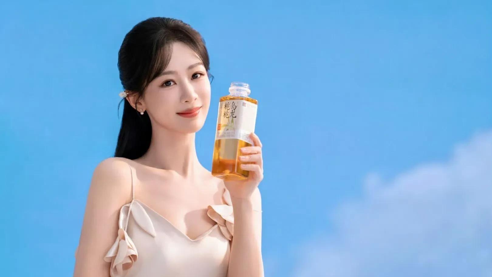 雨中撑伞，茶香四溢！杨紫携果子熟了无糖茶走向世界