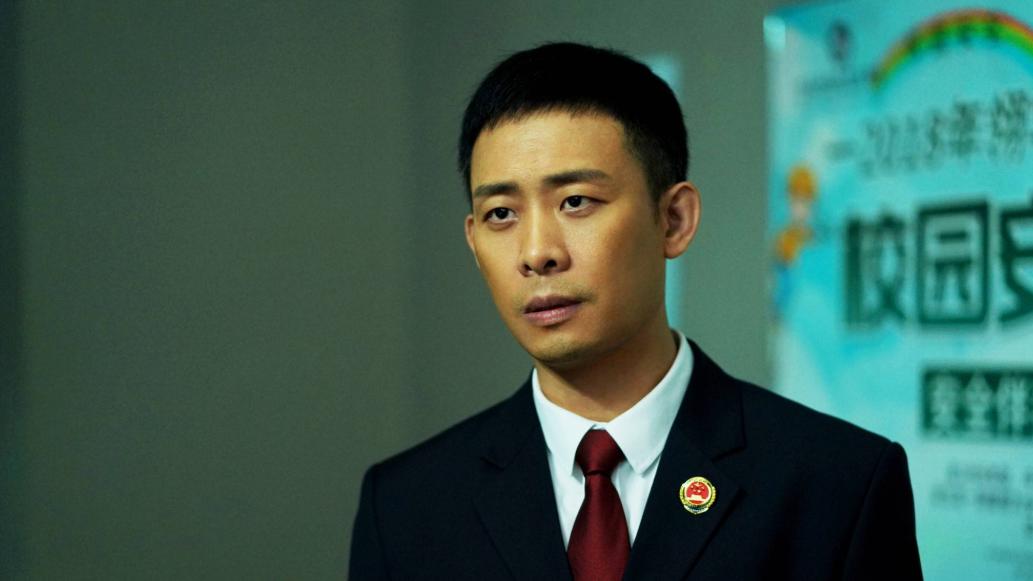 《以法之名》洪亮：藏在 "职场老油条" 面具后的猎手