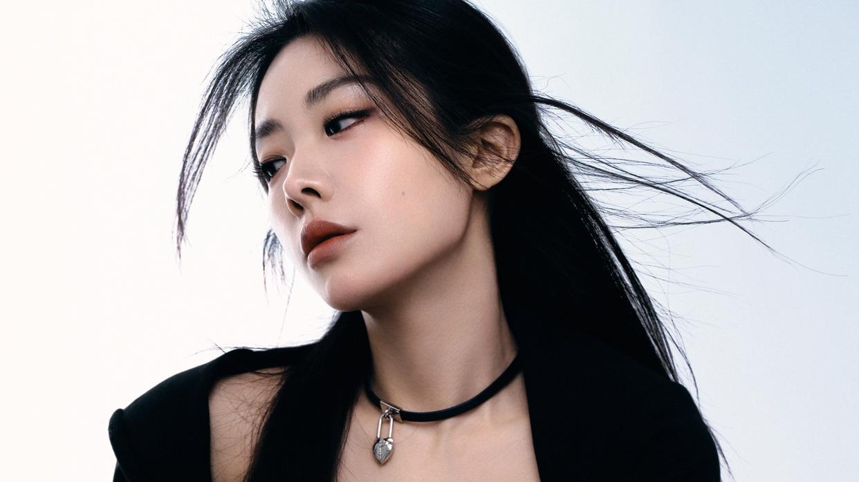 喻言姐姐“腿玩年”！黑丝高跟鞋勾勒修长美腿！又直又细！