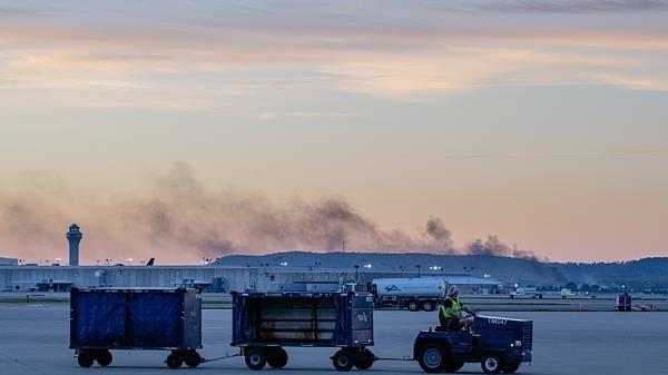 起飞时引擎脱落 坠毁爆炸！美国UPS坠机已致11死