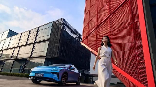 2025款eπ007：年轻人的“六边形战士”，15万级纯电轿跑杀疯了