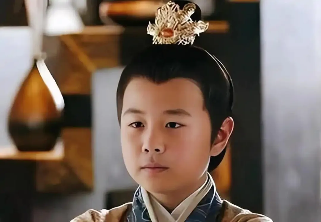 上官皇后：6岁封后，15岁尊太后，1个月后又被尊太皇太后，姨母做了自己的孙媳，父母两族皆被灭，而她却