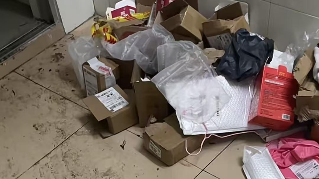 广东男子去女子家收快递，觉得晦气待一分钟就跑：一大早真倒霉