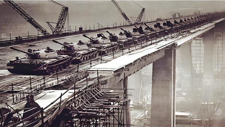 中国动用118辆坦克验收大桥，此国也来模仿，结果10亿打了水漂