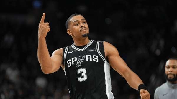 马刺队魂！凯尔登约翰逊的持球能力弥补球队不足，任劳任怨成中流砥柱