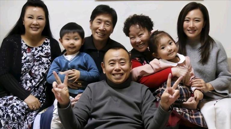 潘长江推老爸遛弯，妻子杨云伺候婆婆，潘阳负责记录幸福时刻