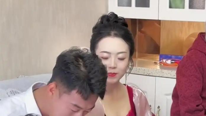 28岁女子倒贴9万彩礼1套房，嫁23岁小伙，婚礼上眼神拉丝羡煞旁人